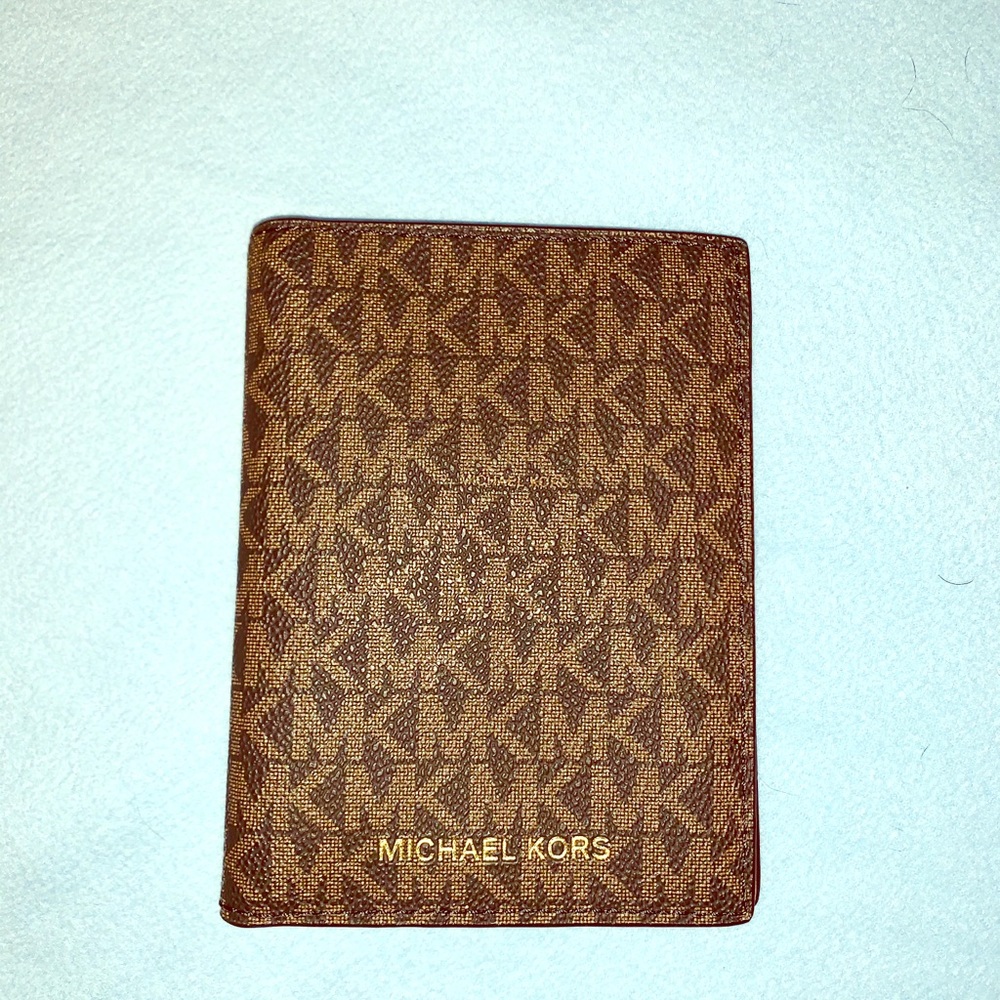 NWOT! Michael Kors Passport Wallet